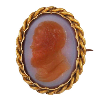 A Victorian, 15ct yellow gold cameo brooch featuring the profile of a Gentleman.