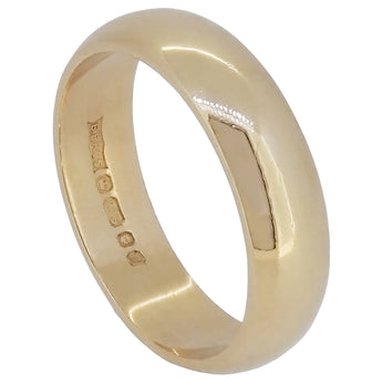 A modern, 9ct yellow gold wedding ring.