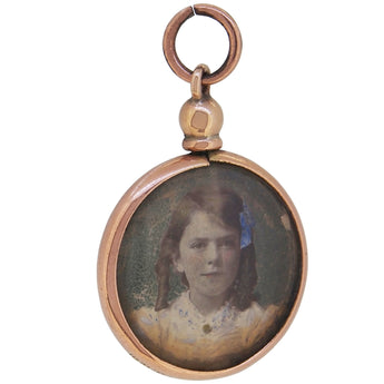 An Edwardian, 9ct rose gold, open, double sided photograph locket with photos of a young lady & an older lady.