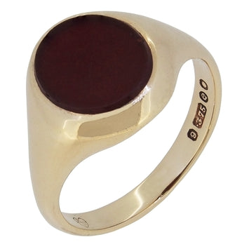 A mid-20th century, 9ct yellow gold, brown carnelian set oval signet ring.