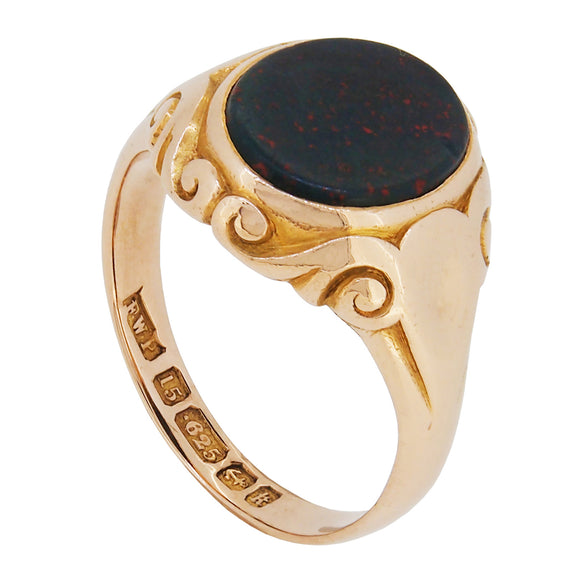 A Victorian, 15ct yellow gold, bloodstone set, single stone, oval signet ring