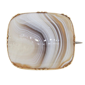 A Victorian, gold, white striped agate set brooch