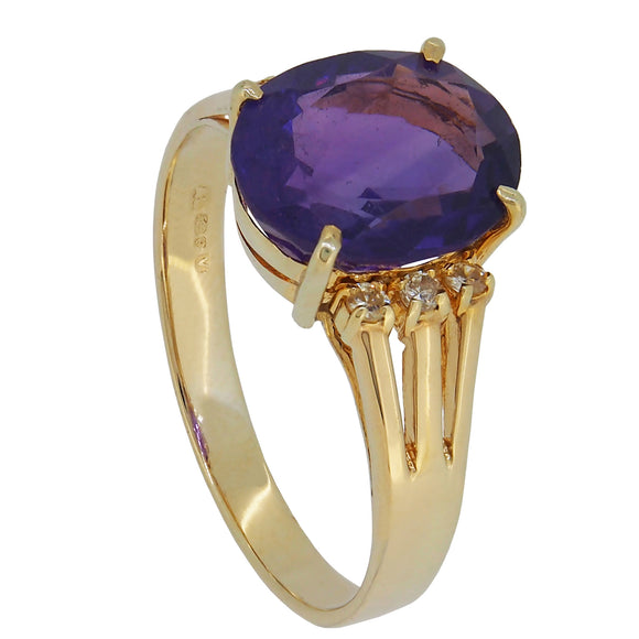 A modern, 14ct yellow gold, amethyst & diamond set, seven stone ring