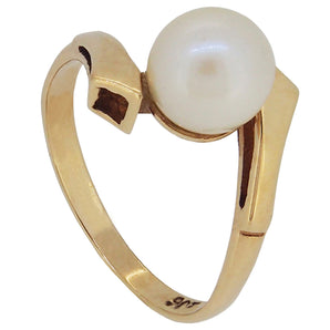 A modern, 9ct yellow gold, pearl set, single stone crossover ring