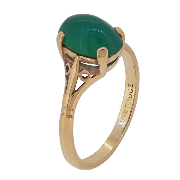 A modern, 9ct yellow gold, green carnelian set, single stone ring