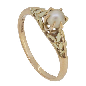 A modern, 14ct yellow gold, pearl set, single stone ring