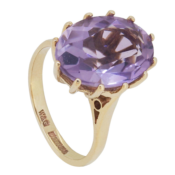 A modern, 9ct yellow gold, amethyst set single stone ring