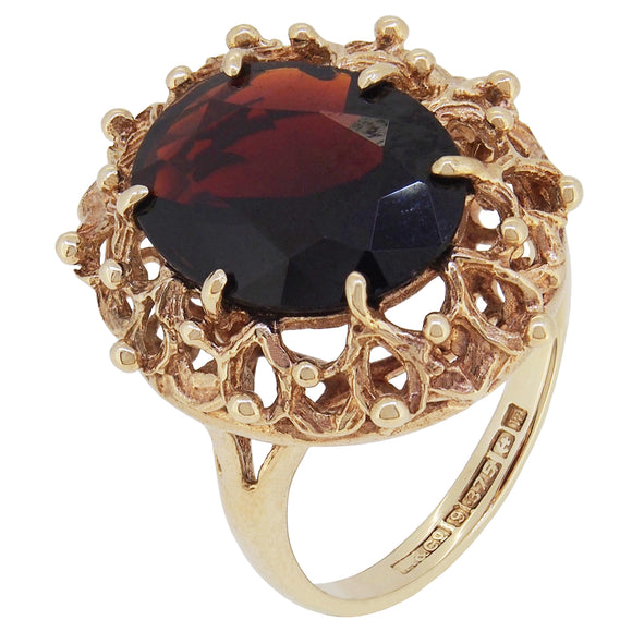 A modern, 9ct yellow gold, garnet set, single stone ring.