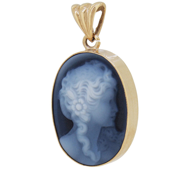 A modern, 9ct yellow gold, cameo set pendant.