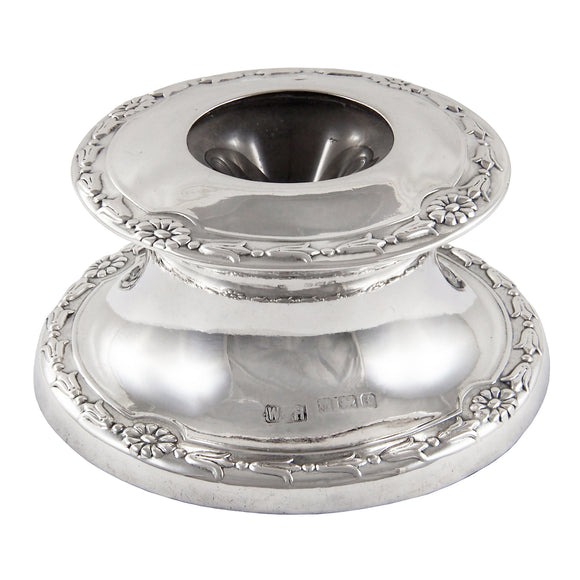 An Edwardian, silver, squat inkwell with a clear glass liner